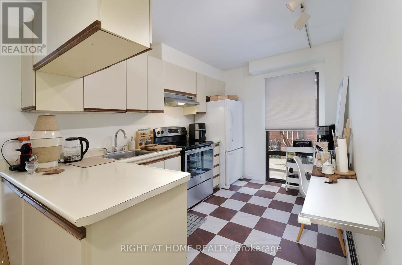 A - 164 Quebec Avenue, Toronto, Ontario  M6P 2T8 - Photo 9 - W12450783