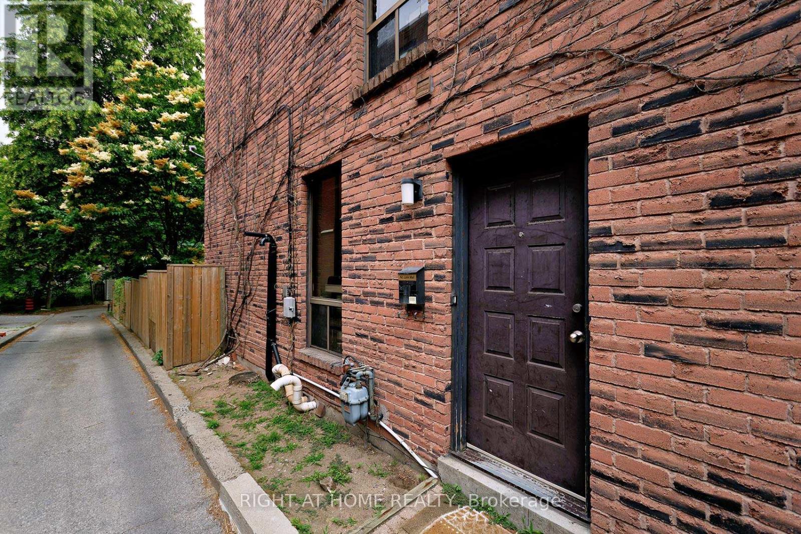C - 164 Quebec Avenue, Toronto, Ontario  M6P 2T8 - Photo 4 - W12450803