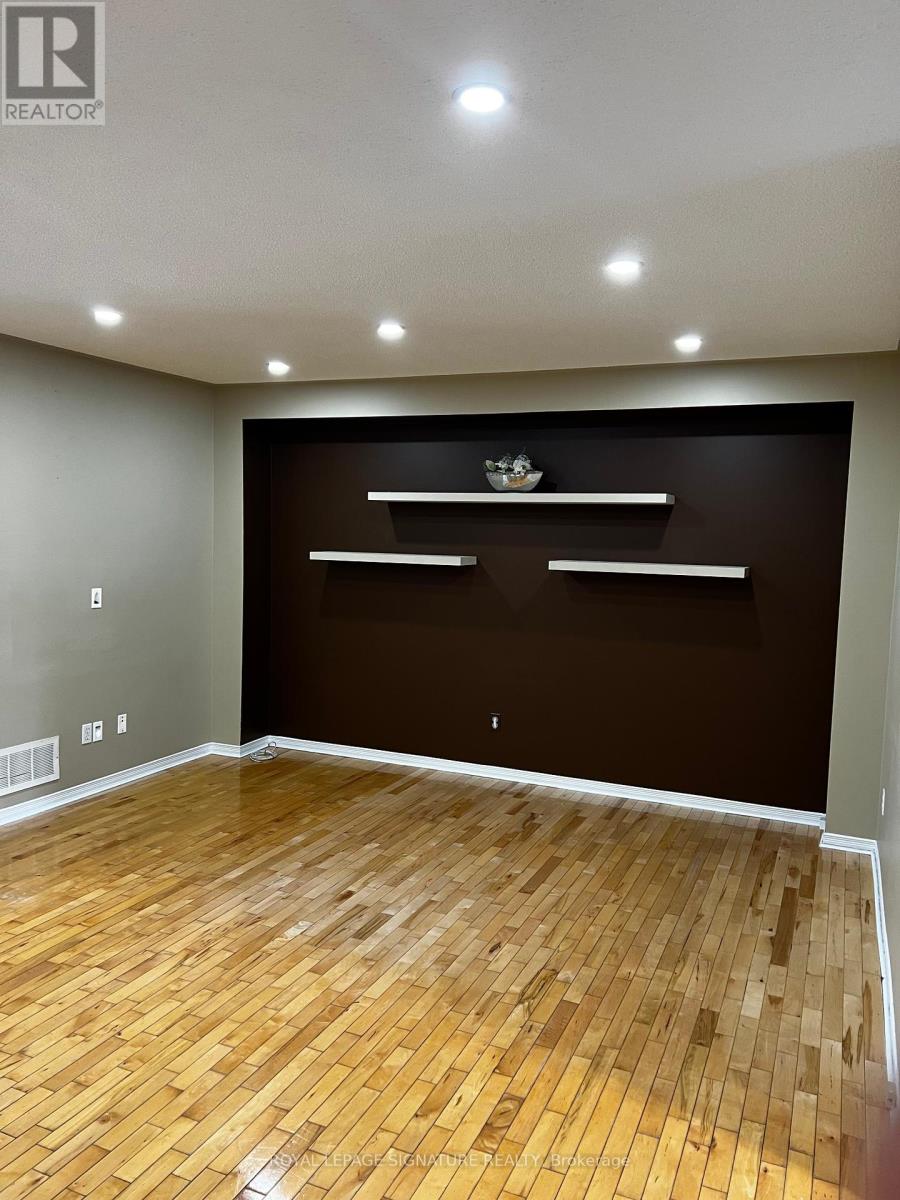 633 Mirage Place, Mississauga, Ontario  L5R 3Y3 - Photo 4 - W12448397