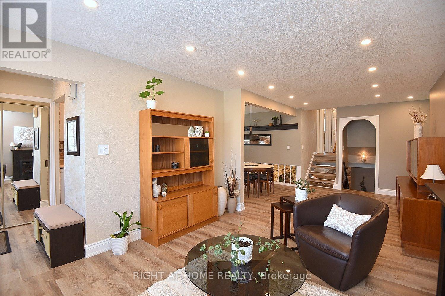 105 Bismark Drive, Cambridge, Ontario  N1S 4E8 - Photo 3 - X12450796
