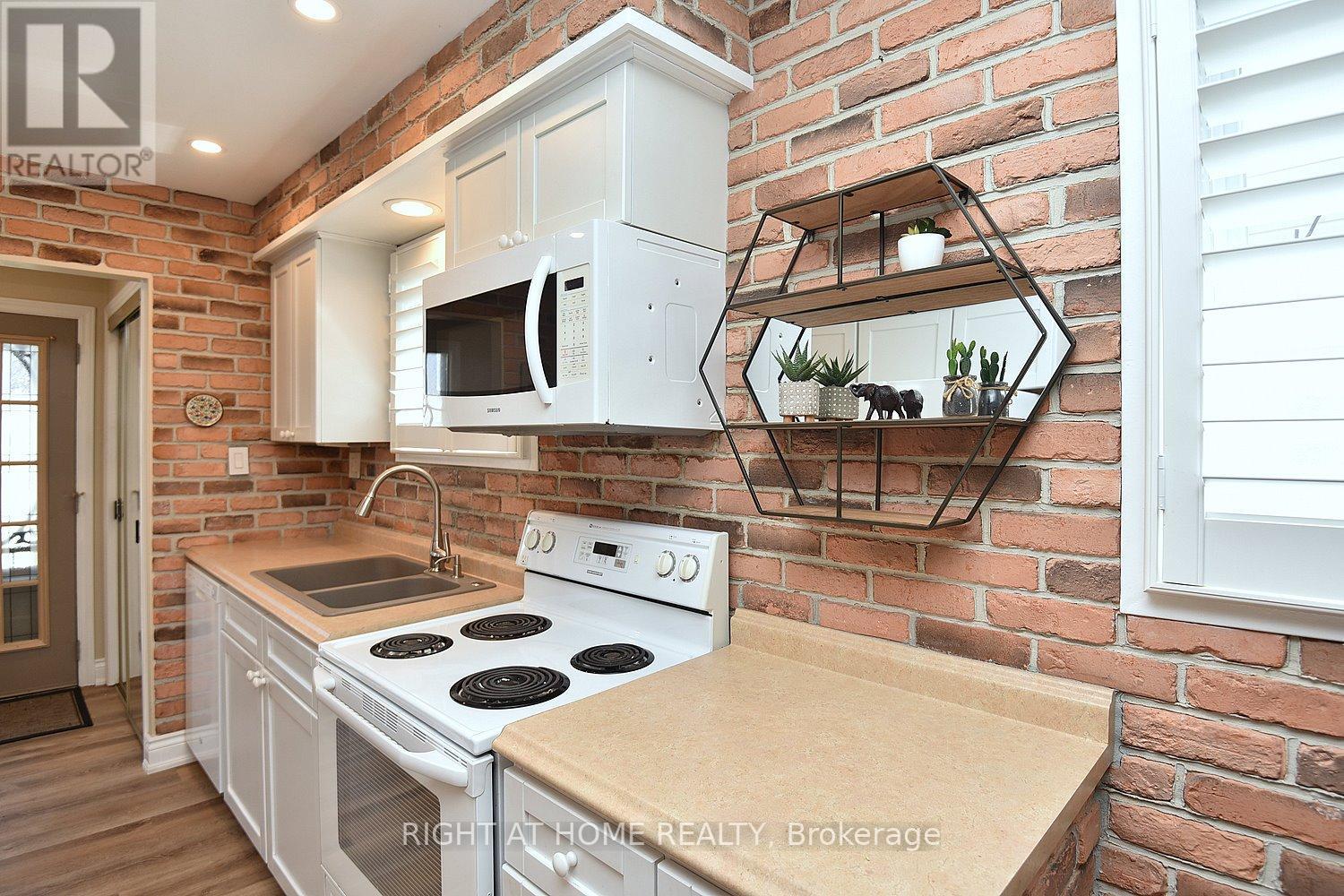 105 Bismark Drive, Cambridge, Ontario  N1S 4E8 - Photo 7 - X12450796
