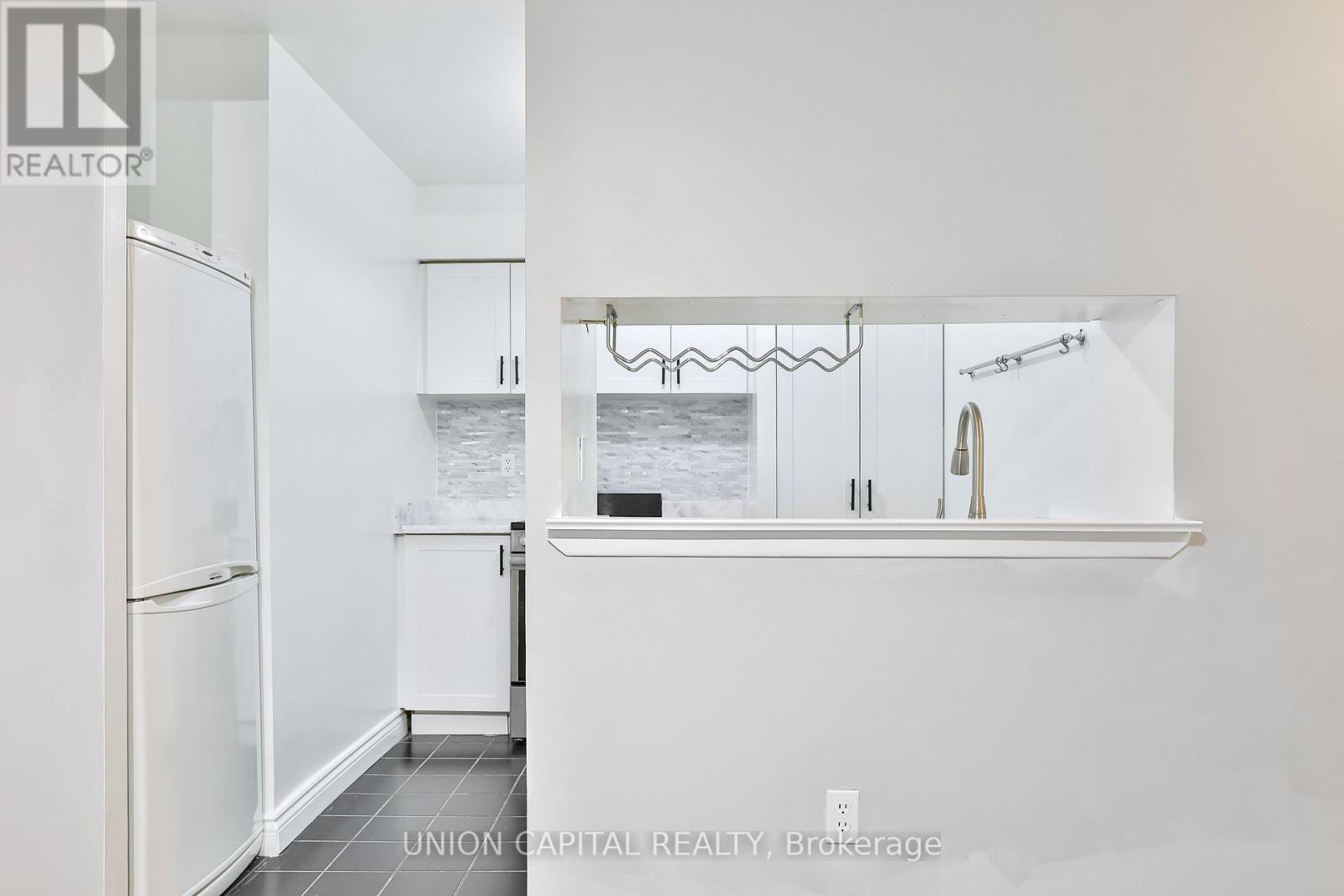 2209 - 1055 Bay Street, Toronto, Ontario  M5S 3A3 - Photo 12 - C12450843