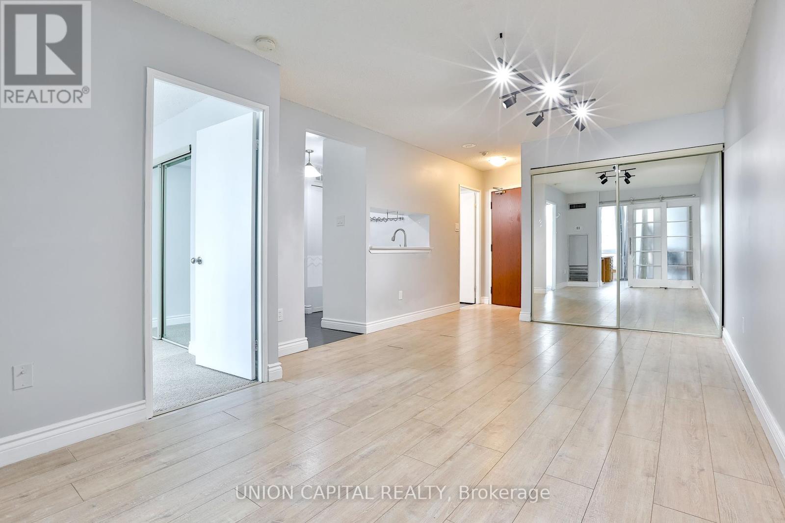 2209 - 1055 Bay Street, Toronto, Ontario  M5S 3A3 - Photo 9 - C12450843