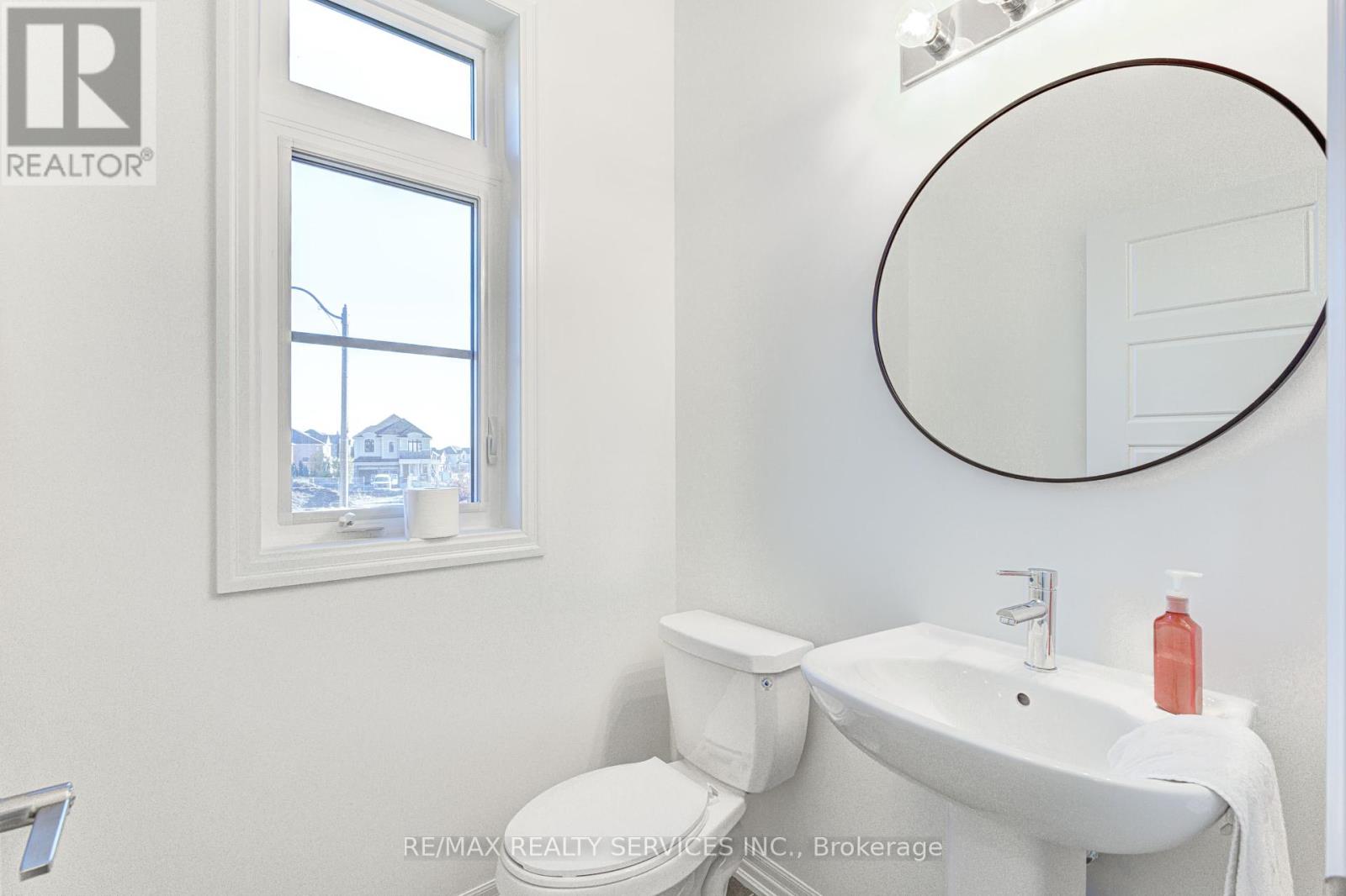 34 Donnybrook Court, Brampton, Ontario  L6P 1T6 - Photo 4 - W12450809