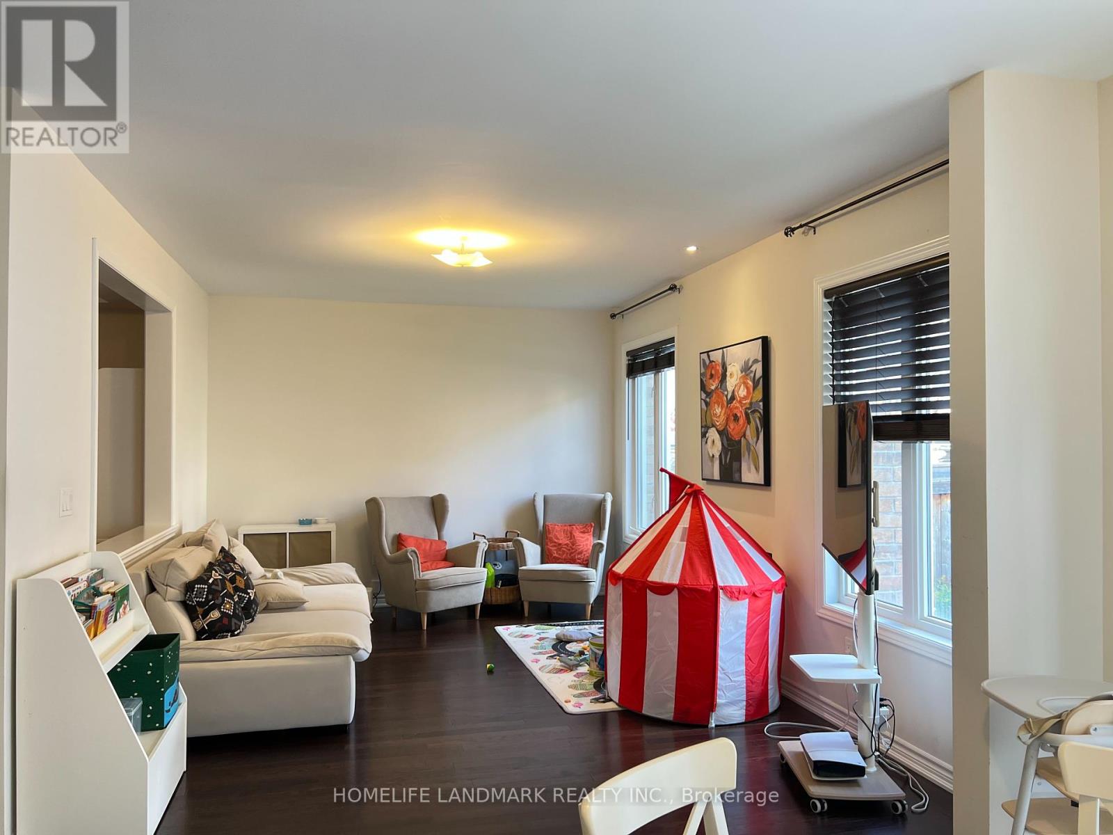 15 Schurman Street, Aurora, Ontario  L4G 1C9 - Photo 4 - N12417379