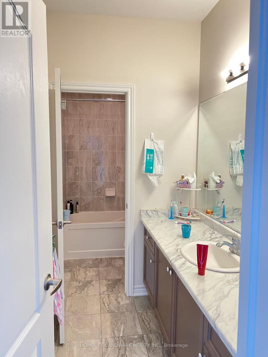 15 Schurman Street, Aurora, Ontario  L4G 1C9 - Photo 9 - N12417379
