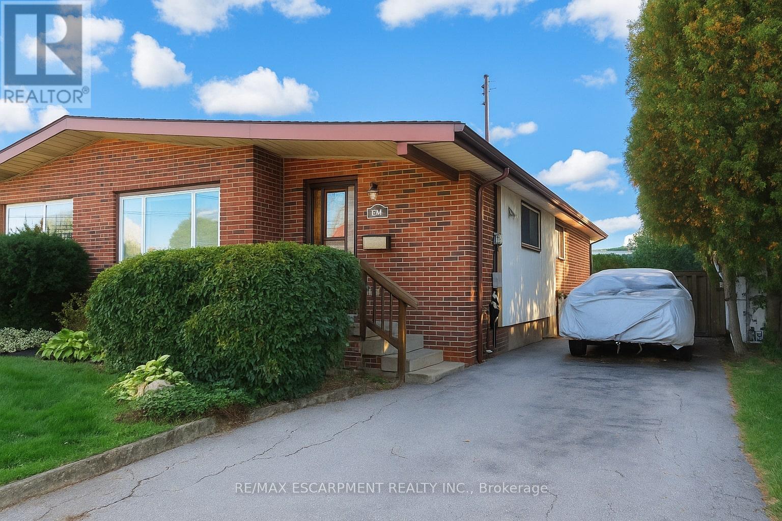 64 Luscombe Street, Hamilton, Ontario  L9A 2J8 - Photo 4 - X12375678