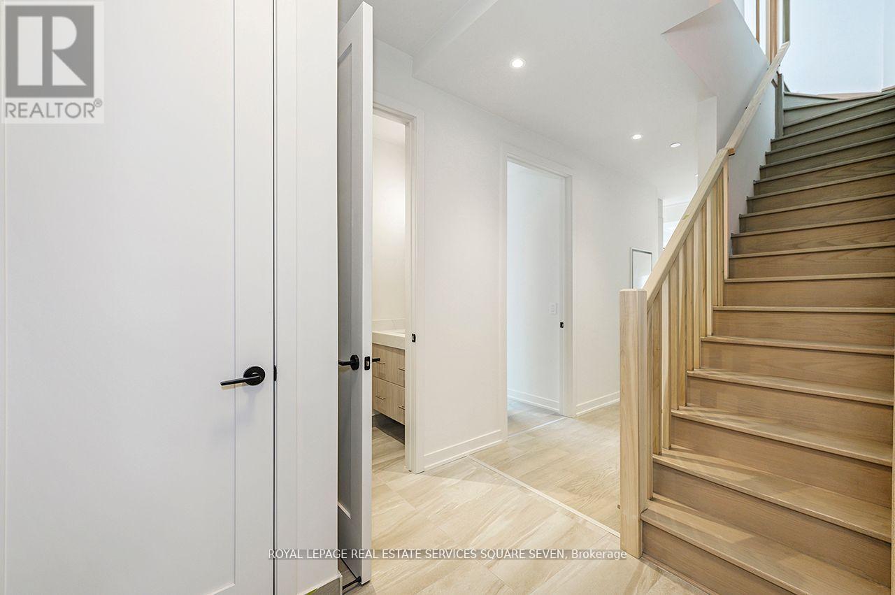 412 - 123 Maurice Drive, Oakville (Co Central), Ontario  L6K 2W6 - Photo 3 - W12450852
