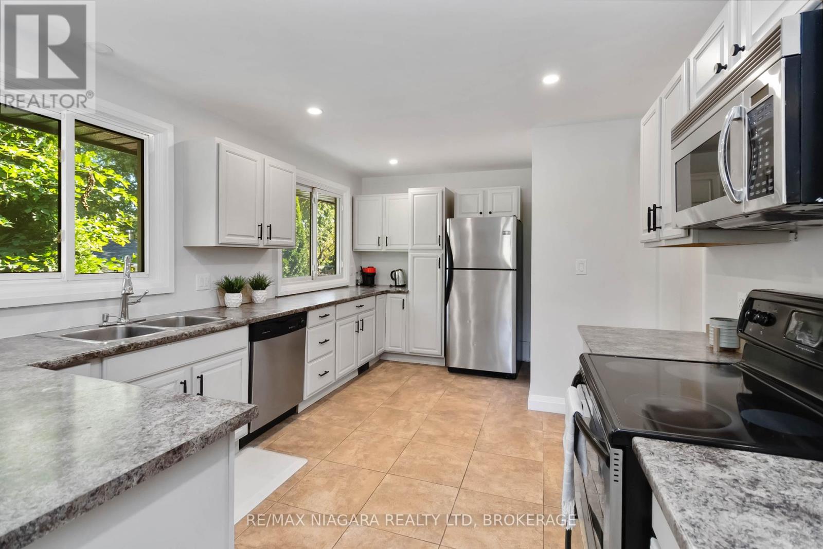 2230 Queensway Drive, Burlington, Ontario  L7R 3T1 - Photo 12 - W12450901