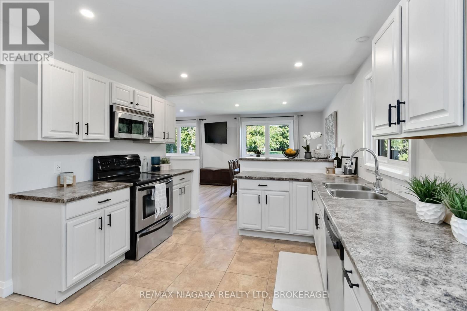2230 Queensway Drive, Burlington, Ontario  L7R 3T1 - Photo 13 - W12450901