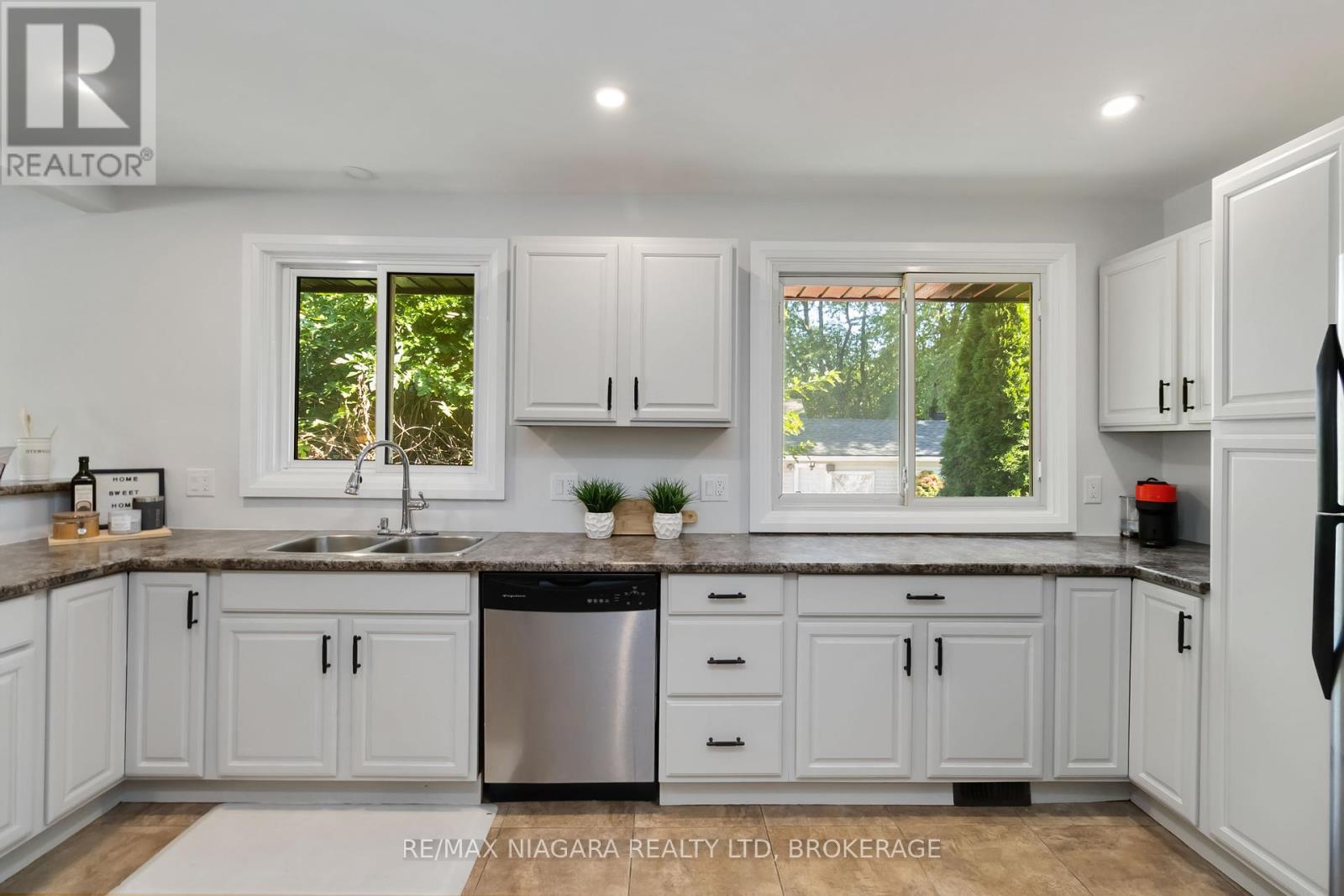 2230 Queensway Drive, Burlington, Ontario  L7R 3T1 - Photo 16 - W12450901