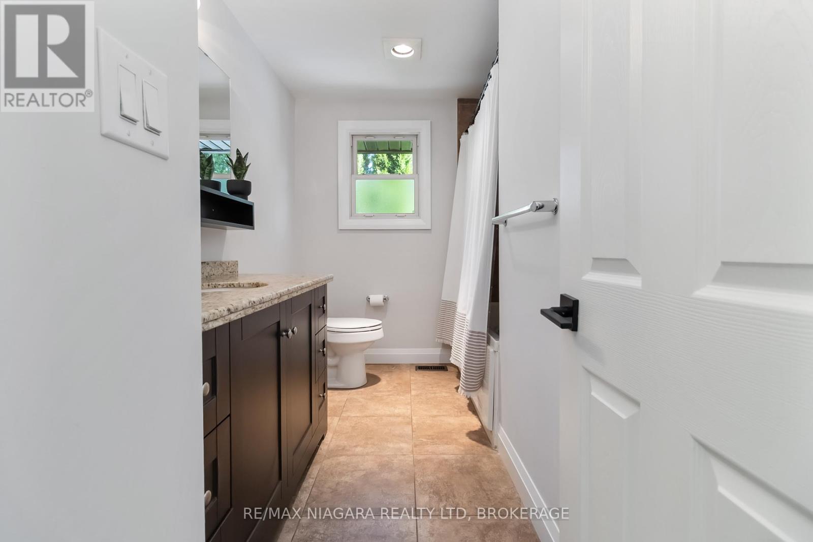 2230 Queensway Drive, Burlington, Ontario  L7R 3T1 - Photo 19 - W12450901