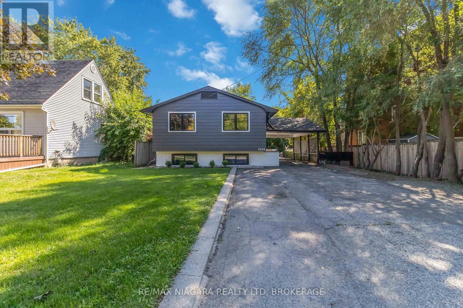 2230 Queensway Drive, Burlington, Ontario  L7R 3T1 - Photo 2 - W12450901