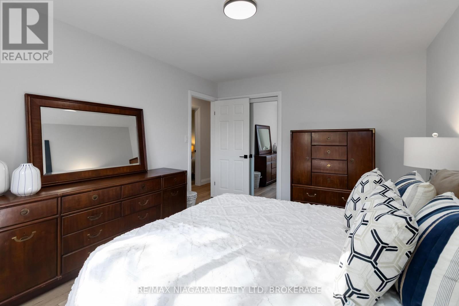 2230 Queensway Drive, Burlington, Ontario  L7R 3T1 - Photo 24 - W12450901