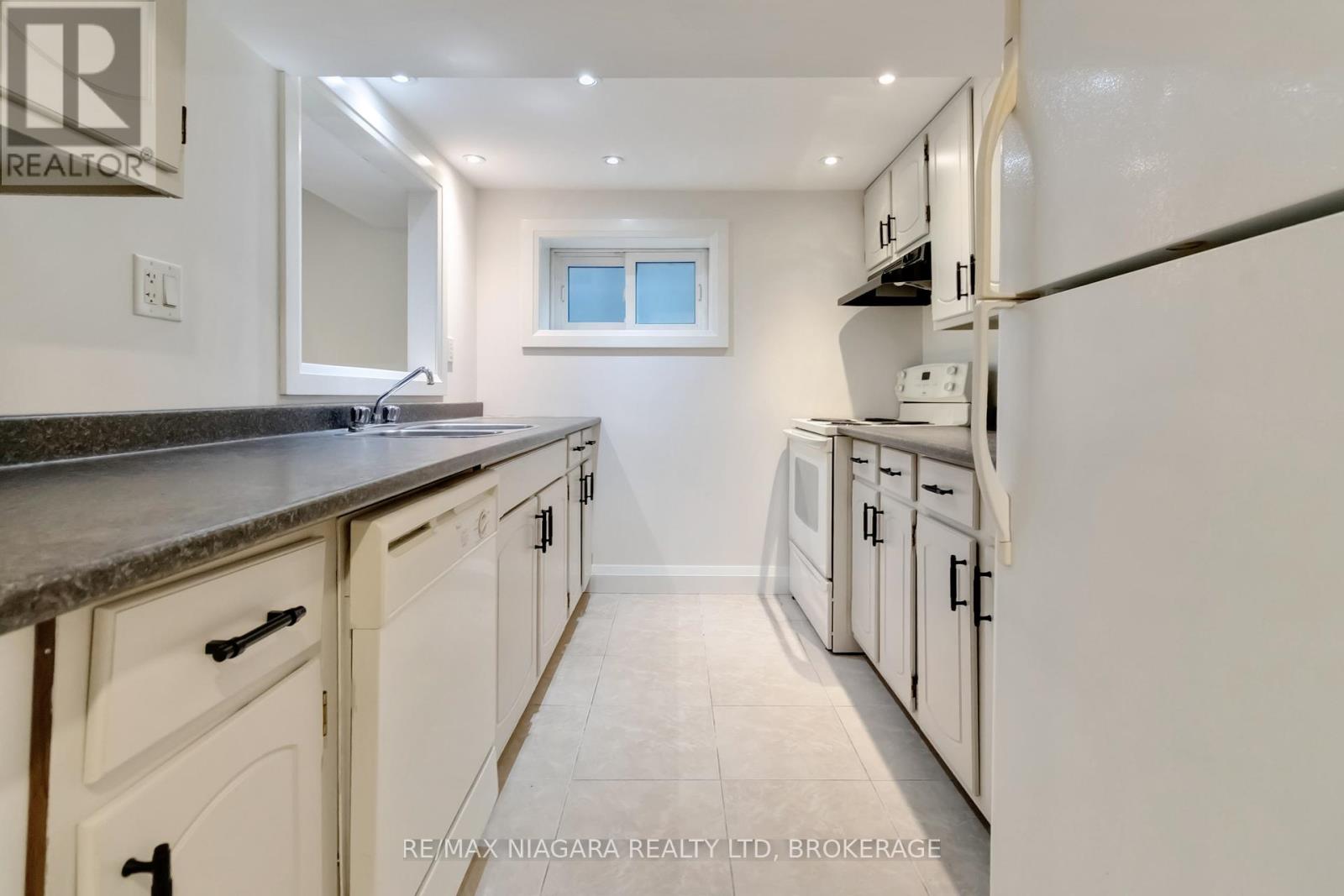 2230 Queensway Drive, Burlington, Ontario  L7R 3T1 - Photo 42 - W12450901