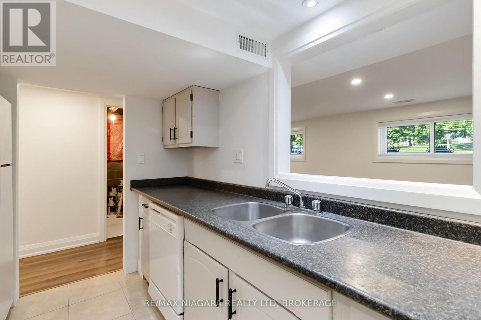 2230 Queensway Drive, Burlington, Ontario  L7R 3T1 - Photo 43 - W12450901