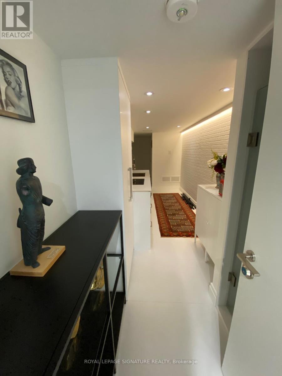 19 Teddington Park Avenue, Toronto, Ontario  M4N 2C4 - Photo 6 - C12450905