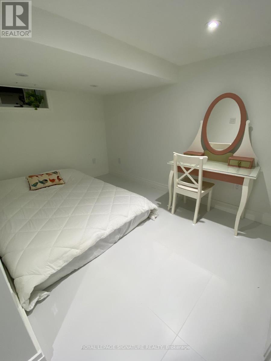 19 Teddington Park Avenue, Toronto, Ontario  M4N 2C4 - Photo 8 - C12450905