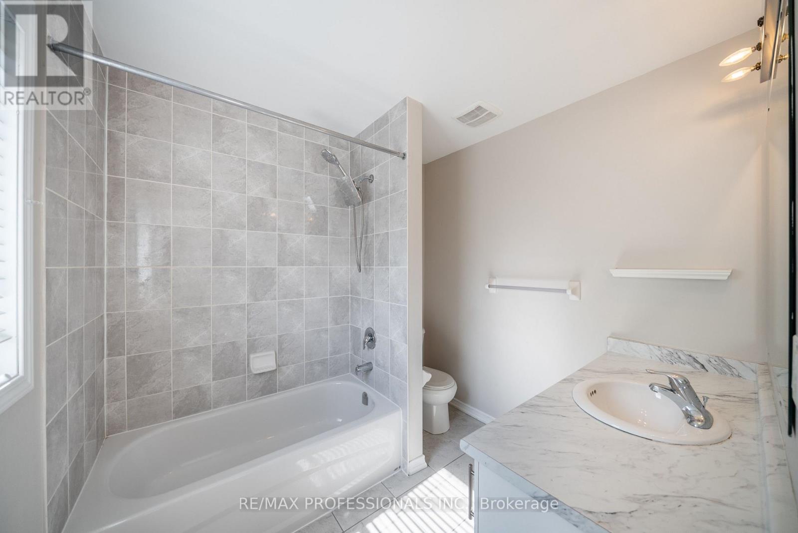 1017 Abram Court, Innisfil, Ontario  L9S 0K3 - Photo 19 - N12450883
