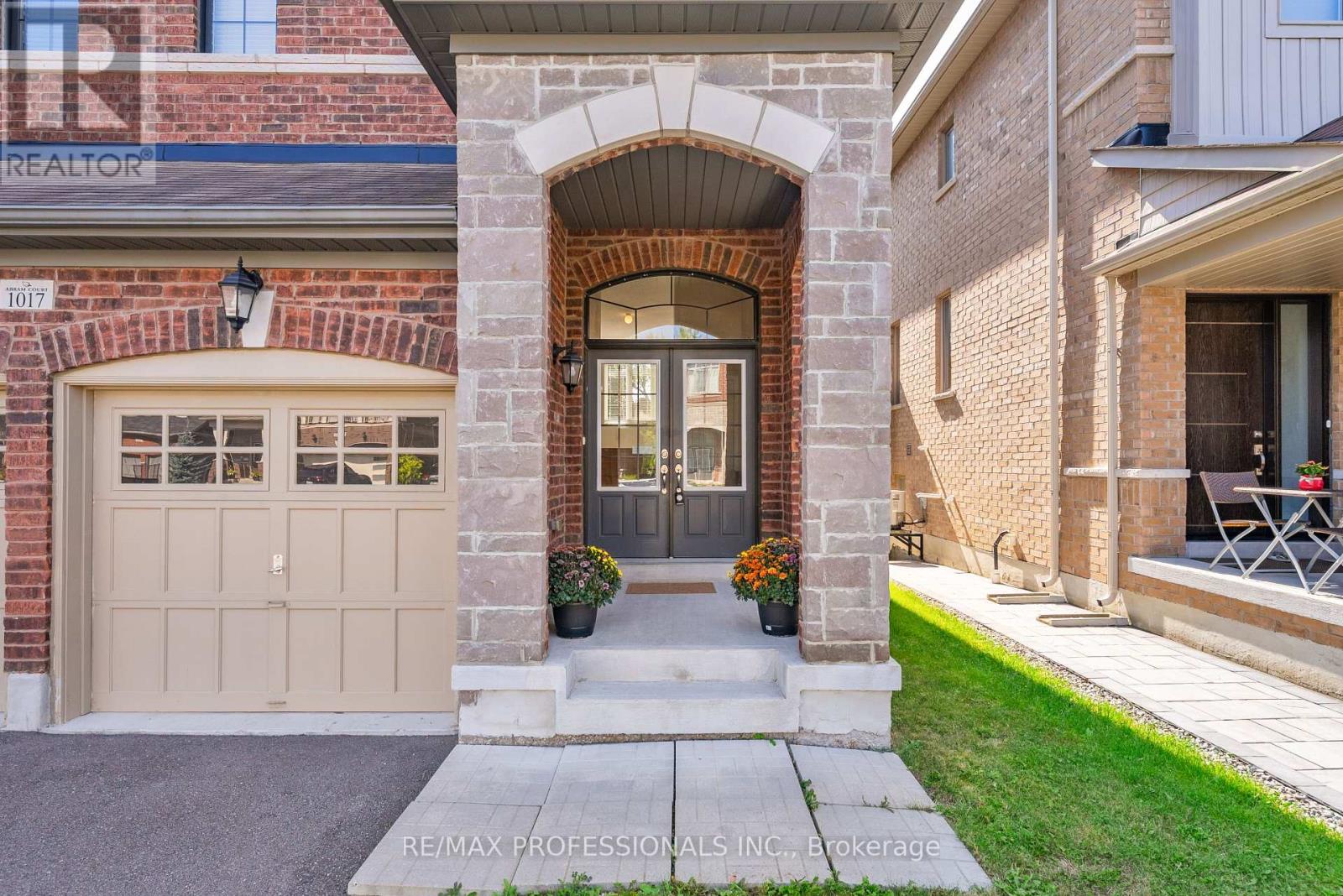 1017 Abram Court, Innisfil, Ontario  L9S 0K3 - Photo 2 - N12450883