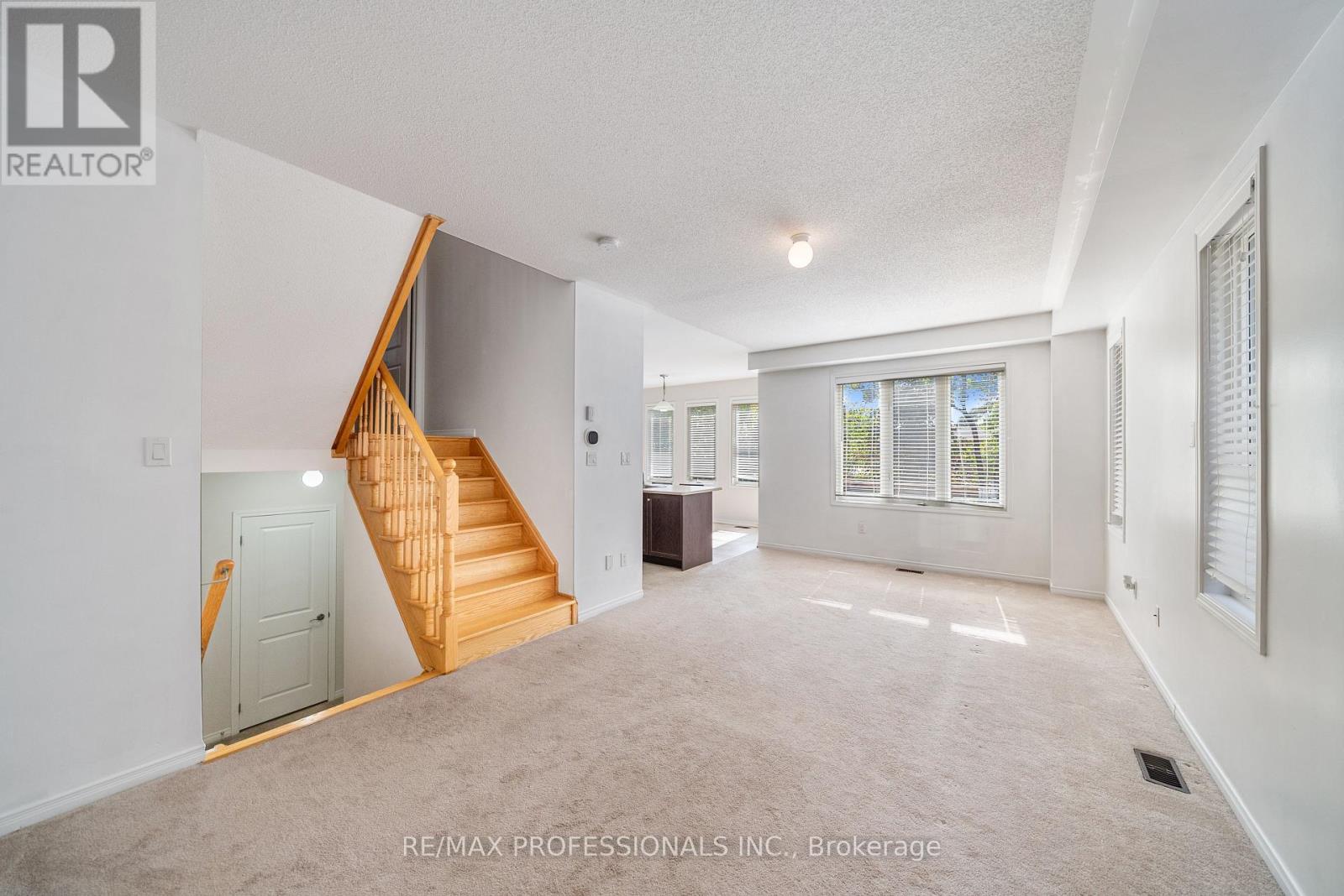 1017 Abram Court, Innisfil, Ontario  L9S 0K3 - Photo 6 - N12450883