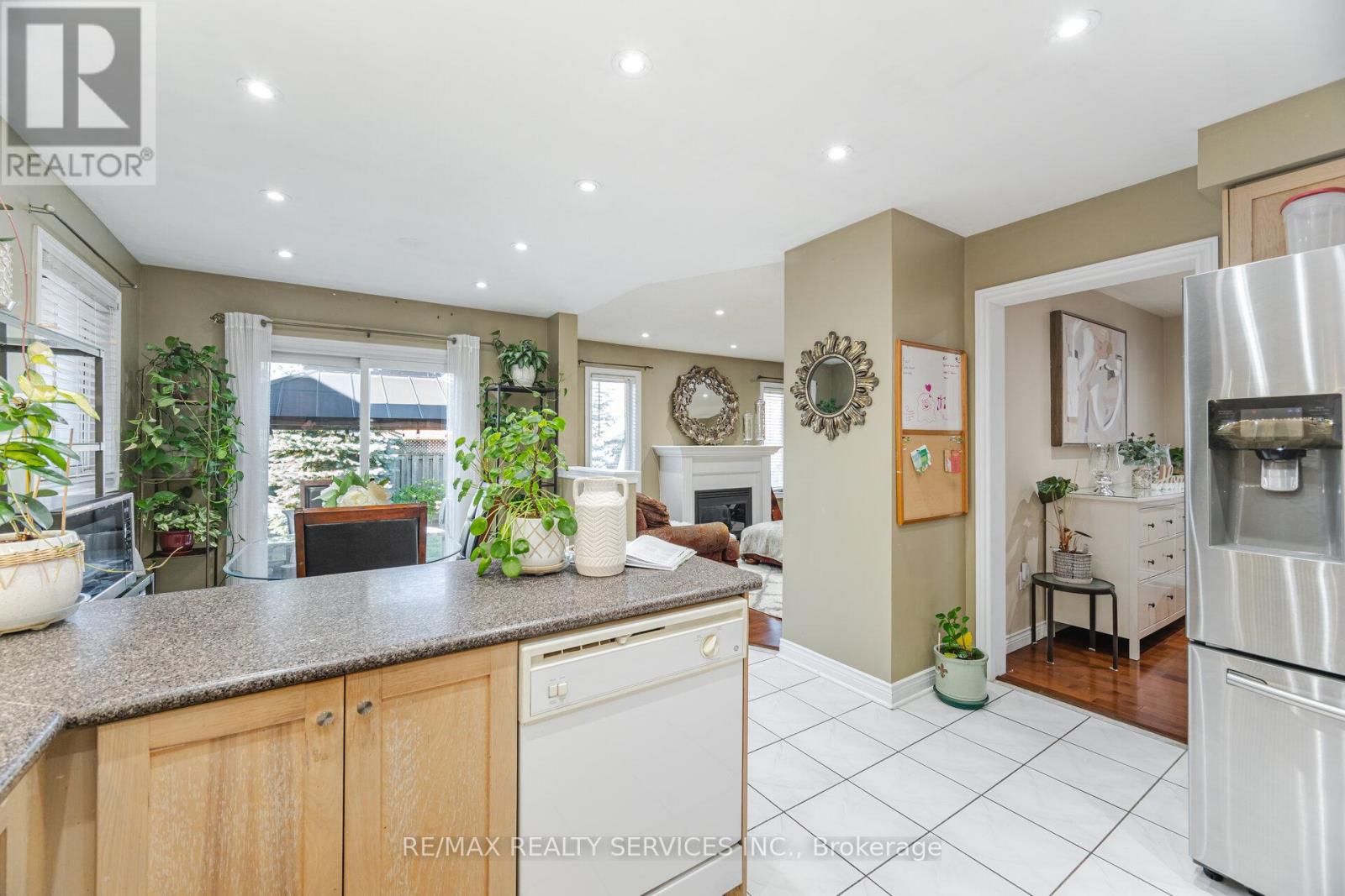 28 Fallstar Crescent, Brampton (Fletcher's Meadow), Ontario  L7A 2J6 - Photo 16 - W12450881