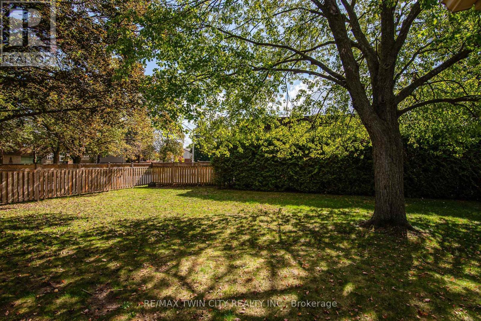 389 Dunvegan Drive, Waterloo, Ontario  N2K 2C6 - Photo 16 - X12450874