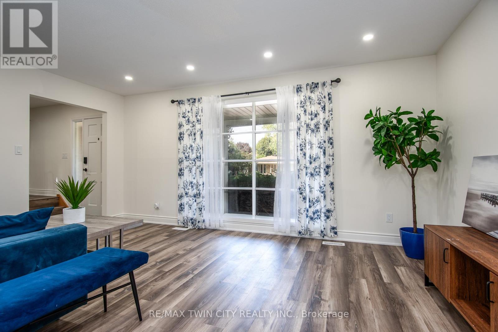 389 Dunvegan Drive, Waterloo, Ontario  N2K 2C6 - Photo 17 - X12450874