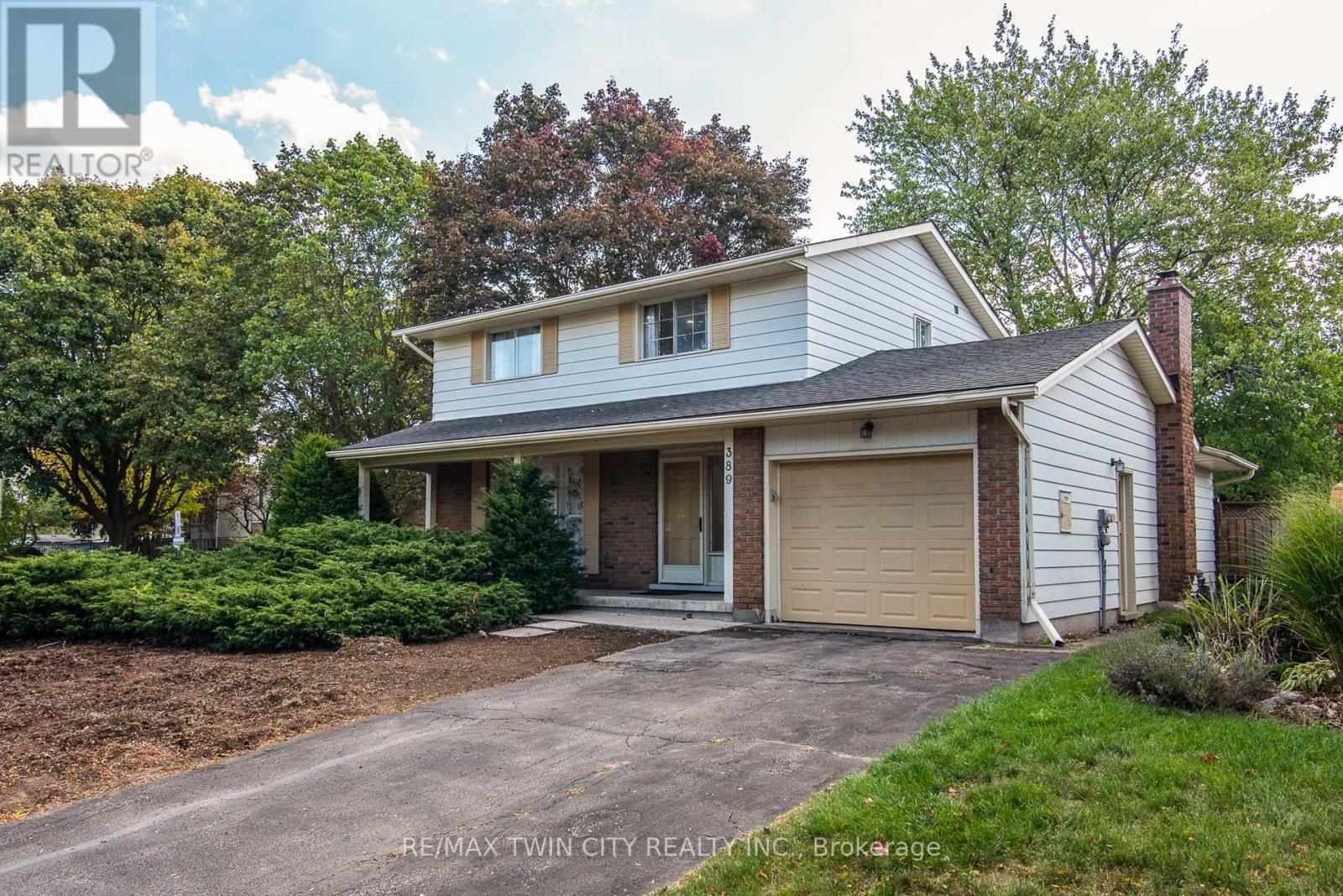 389 Dunvegan Drive, Waterloo, Ontario  N2K 2C6 - Photo 3 - X12450874