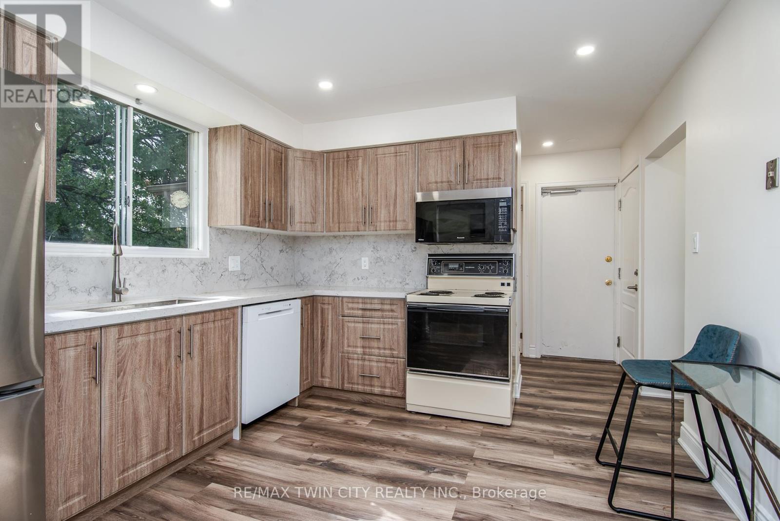 389 Dunvegan Drive, Waterloo, Ontario  N2K 2C6 - Photo 30 - X12450874