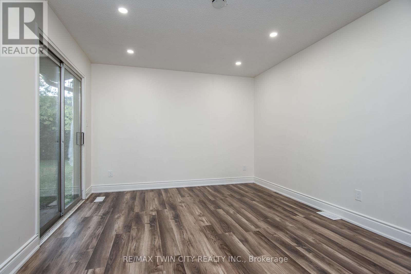 389 Dunvegan Drive, Waterloo, Ontario  N2K 2C6 - Photo 37 - X12450874