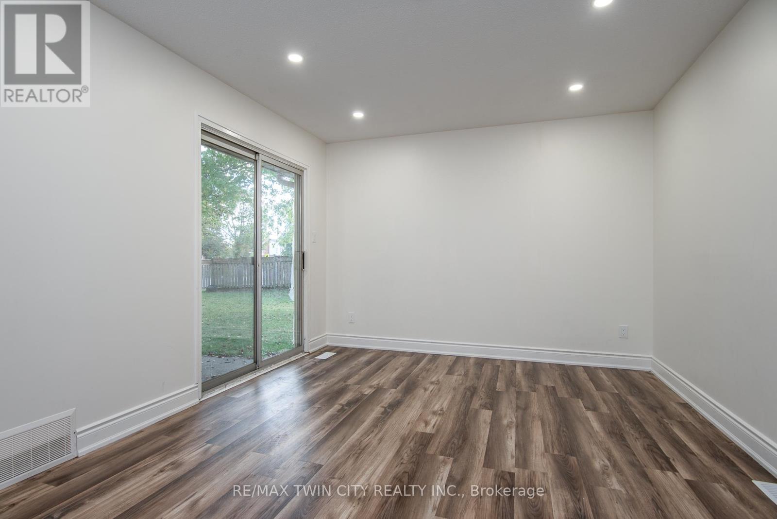 389 Dunvegan Drive, Waterloo, Ontario  N2K 2C6 - Photo 38 - X12450874