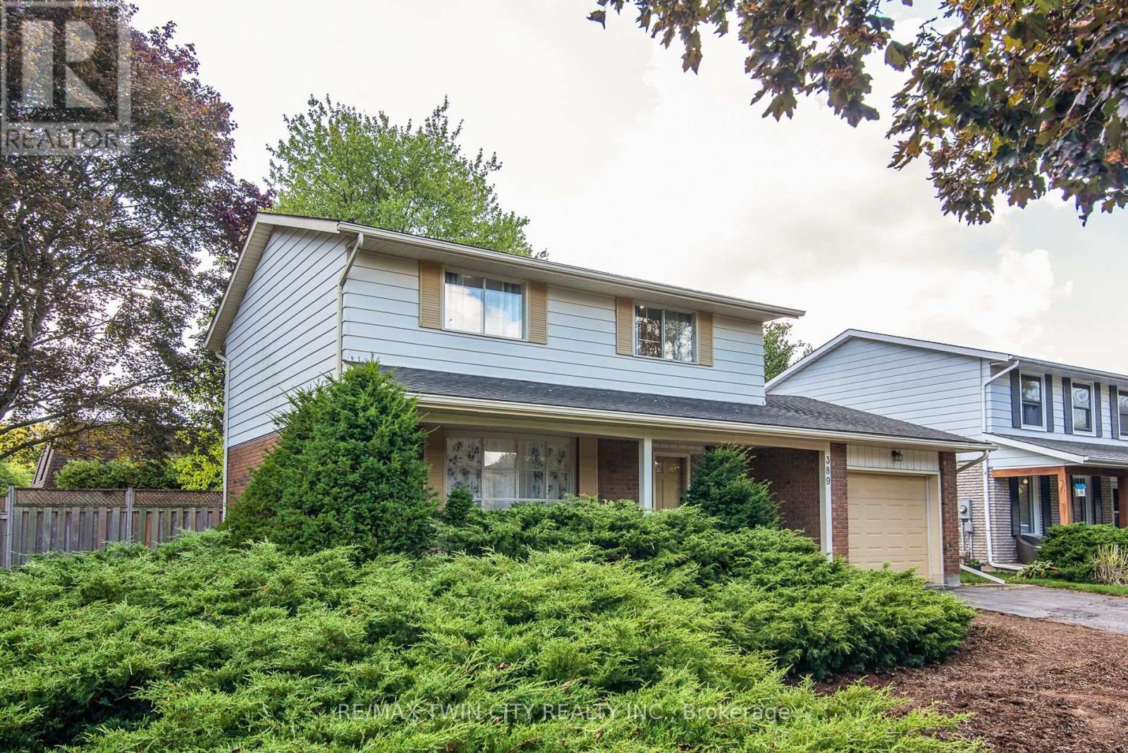 389 Dunvegan Drive, Waterloo, Ontario  N2K 2C6 - Photo 4 - X12450874
