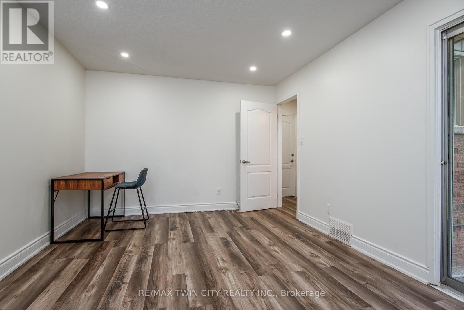 389 Dunvegan Drive, Waterloo, Ontario  N2K 2C6 - Photo 40 - X12450874