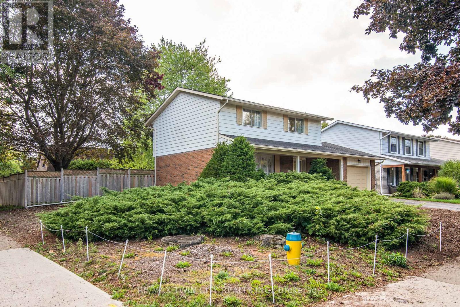 389 Dunvegan Drive, Waterloo, Ontario  N2K 2C6 - Photo 5 - X12450874