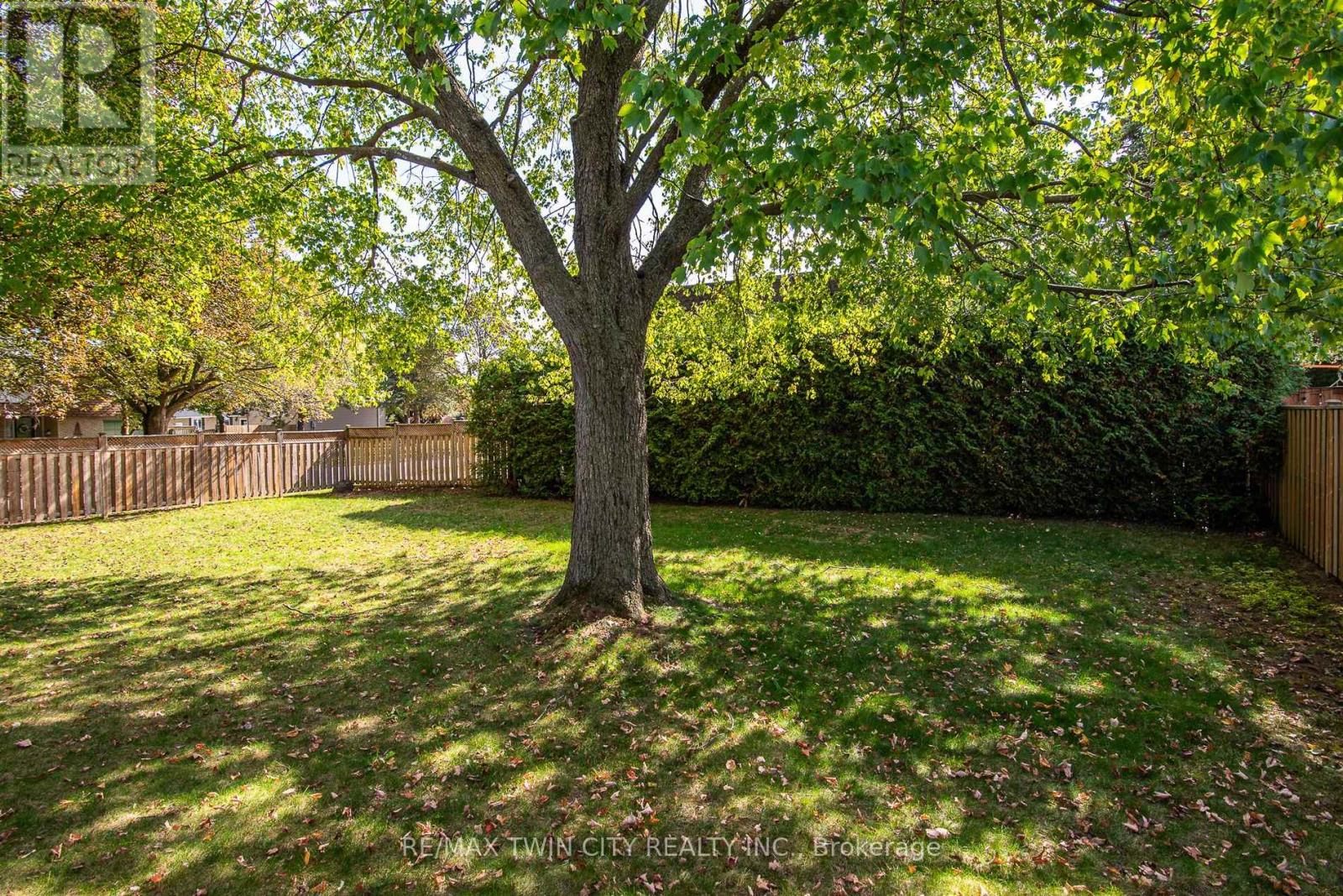 389 Dunvegan Drive, Waterloo, Ontario  N2K 2C6 - Photo 7 - X12450874