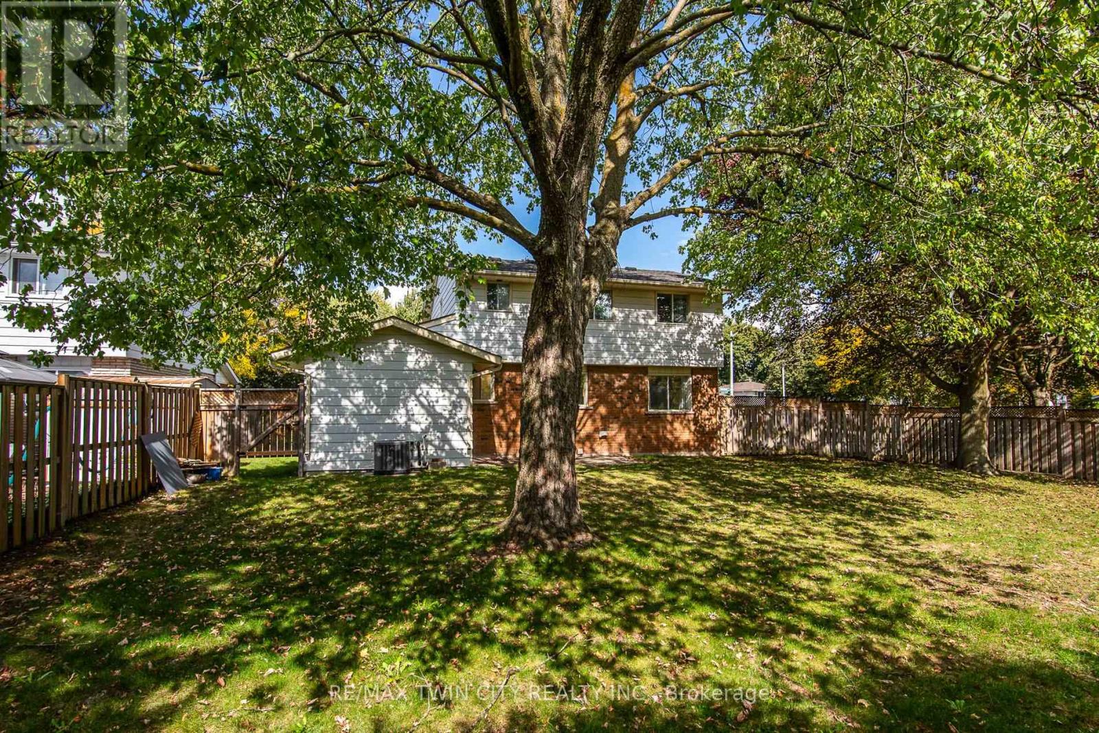 389 Dunvegan Drive, Waterloo, Ontario  N2K 2C6 - Photo 9 - X12450874