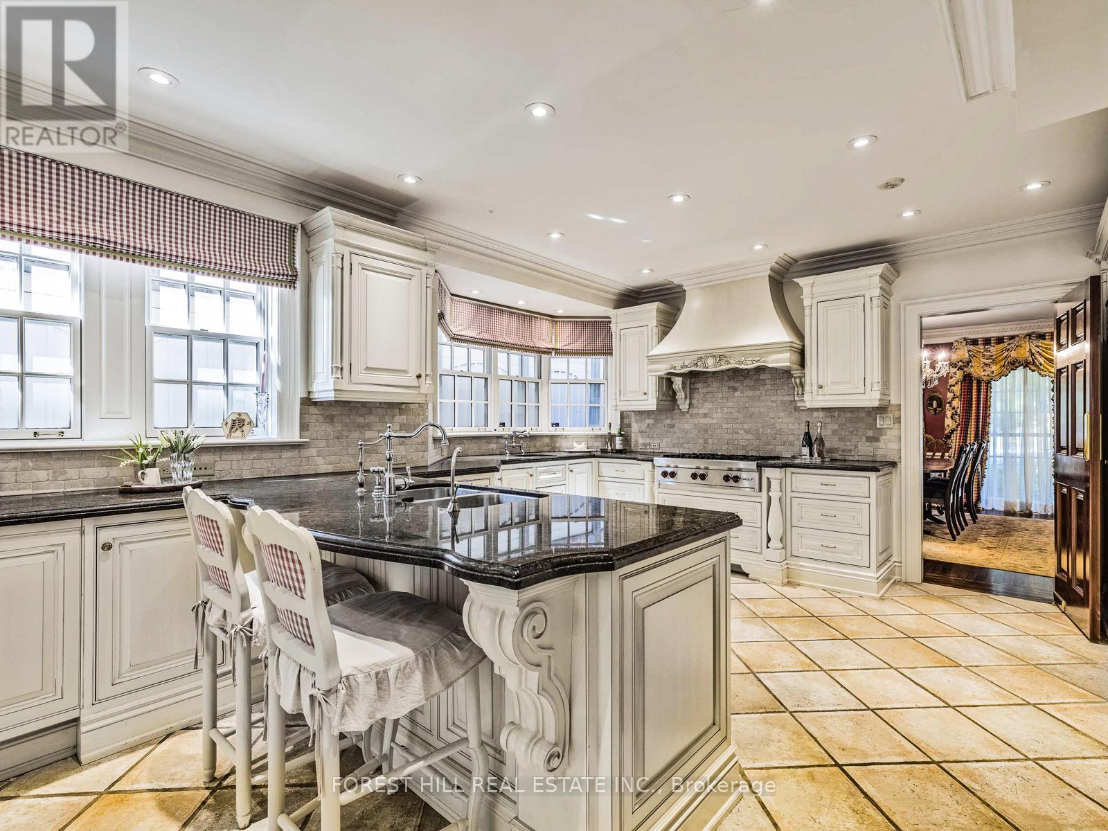 11 Dewbourne Avenue, Toronto, Ontario  M5P 1Z3 - Photo 11 - C12450908