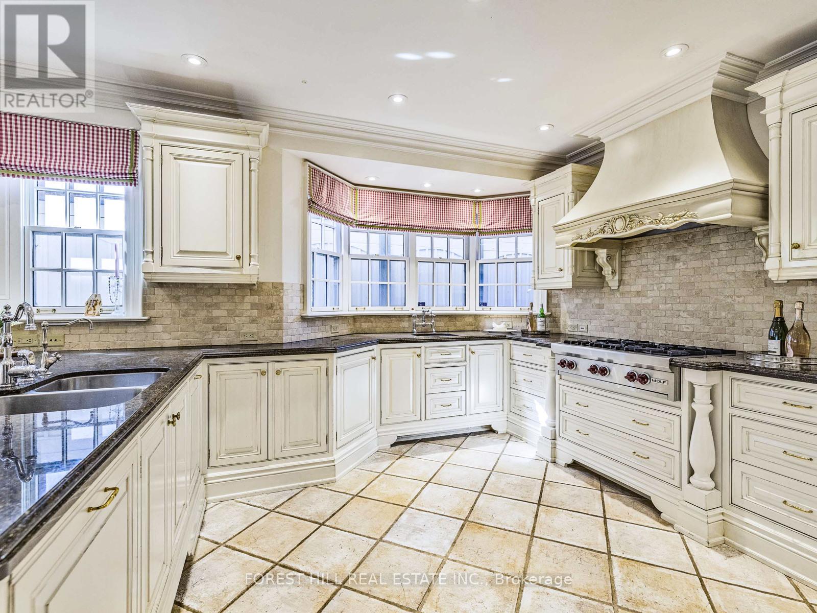 11 Dewbourne Avenue, Toronto, Ontario  M5P 1Z3 - Photo 12 - C12450908