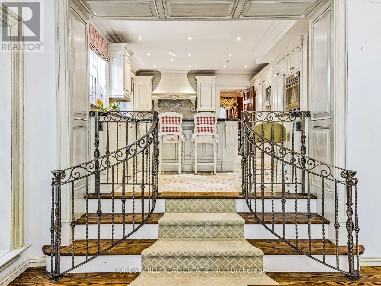 11 Dewbourne Avenue, Toronto, Ontario  M5P 1Z3 - Photo 15 - C12450908