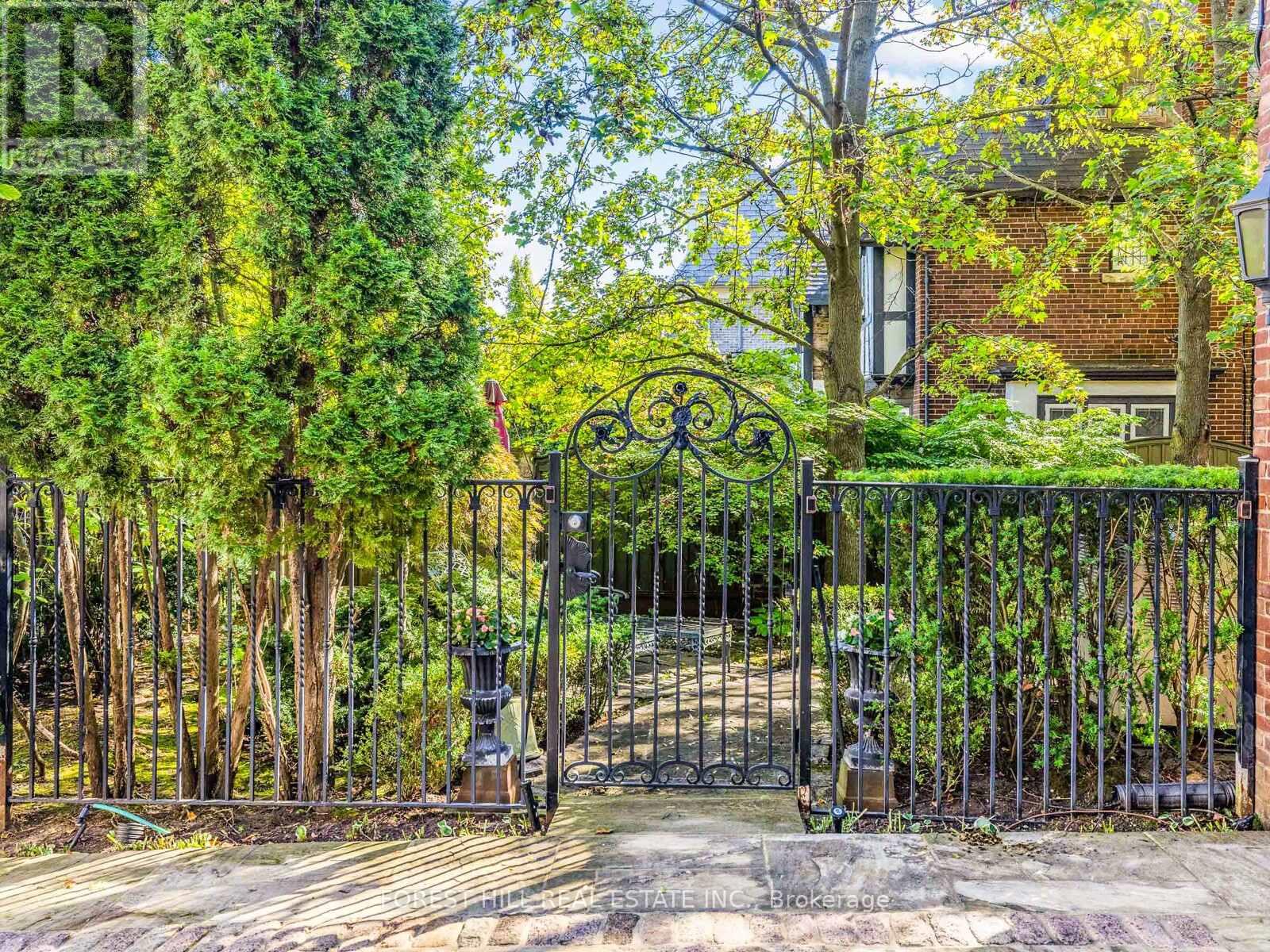 11 Dewbourne Avenue, Toronto, Ontario  M5P 1Z3 - Photo 47 - C12450908