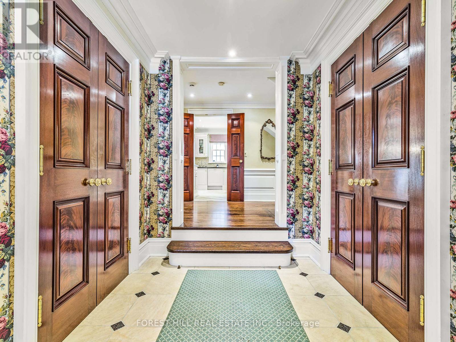 11 Dewbourne Avenue, Toronto, Ontario  M5P 1Z3 - Photo 5 - C12450908