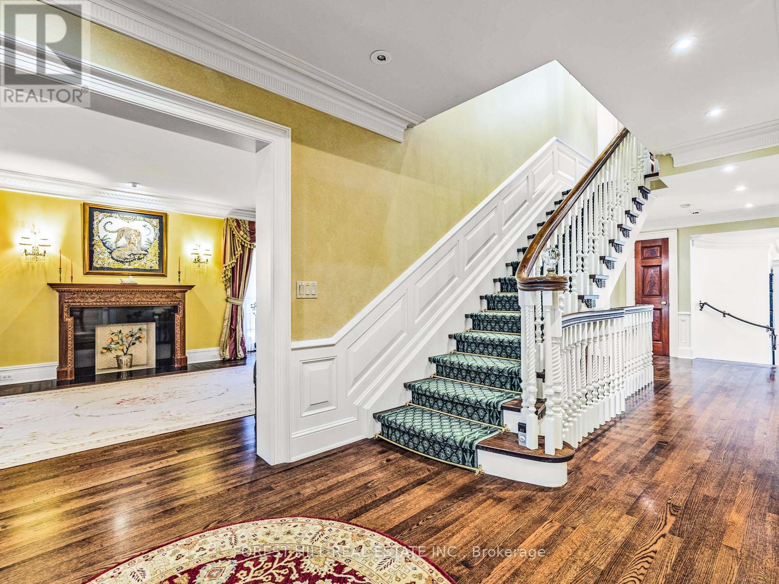 11 Dewbourne Avenue, Toronto, Ontario  M5P 1Z3 - Photo 6 - C12450908