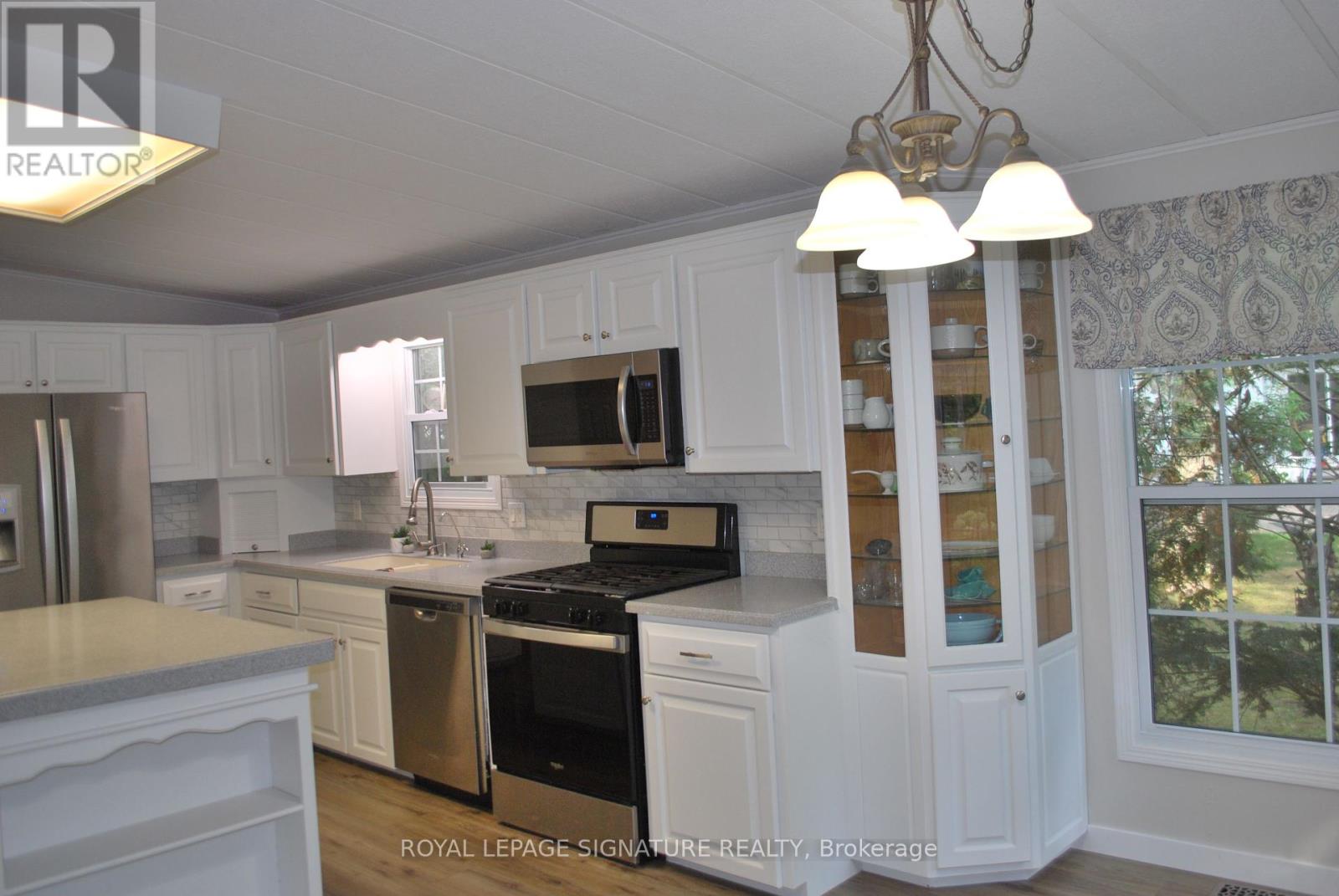 A37 - 9910 Northville Crescent S, Lambton Shores, Ontario  N0M 2N0 - Photo 10 - X12450902