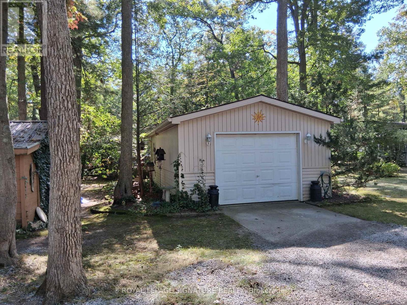A37 - 9910 Northville Crescent S, Lambton Shores, Ontario  N0M 2N0 - Photo 35 - X12450902