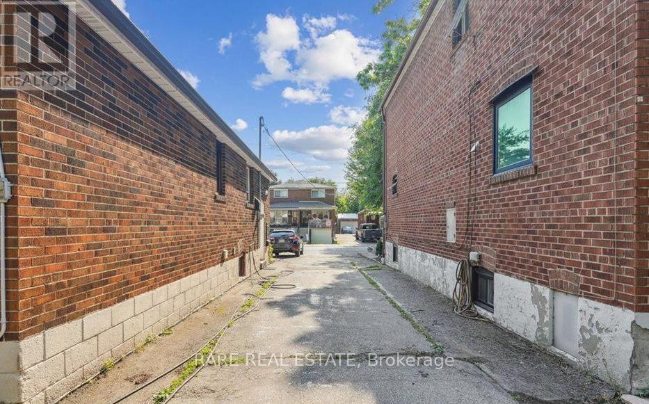 73 Yarrow Road, Toronto, Ontario  M6M 4E4 - Photo 24 - W12450493