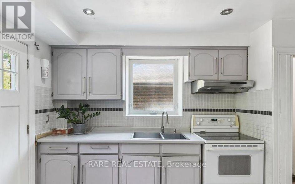 73 Yarrow Road, Toronto, Ontario  M6M 4E4 - Photo 8 - W12450493