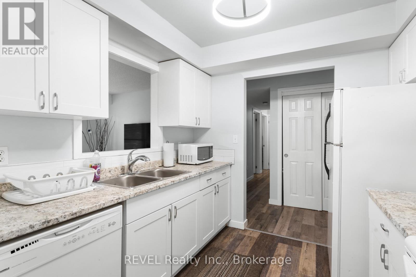 305 - 5222 Portage Road, Niagara Falls, Ontario  L2E 6B6 - Photo 4 - X12450933