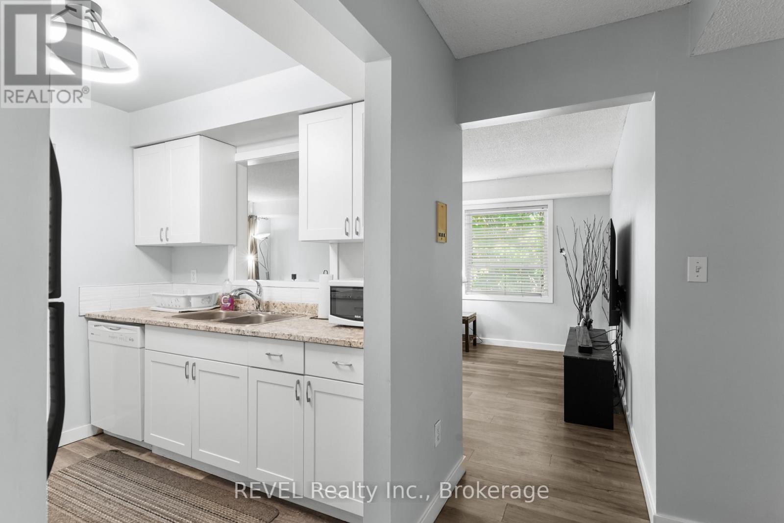 305 - 5222 Portage Road, Niagara Falls, Ontario  L2E 6B6 - Photo 5 - X12450933