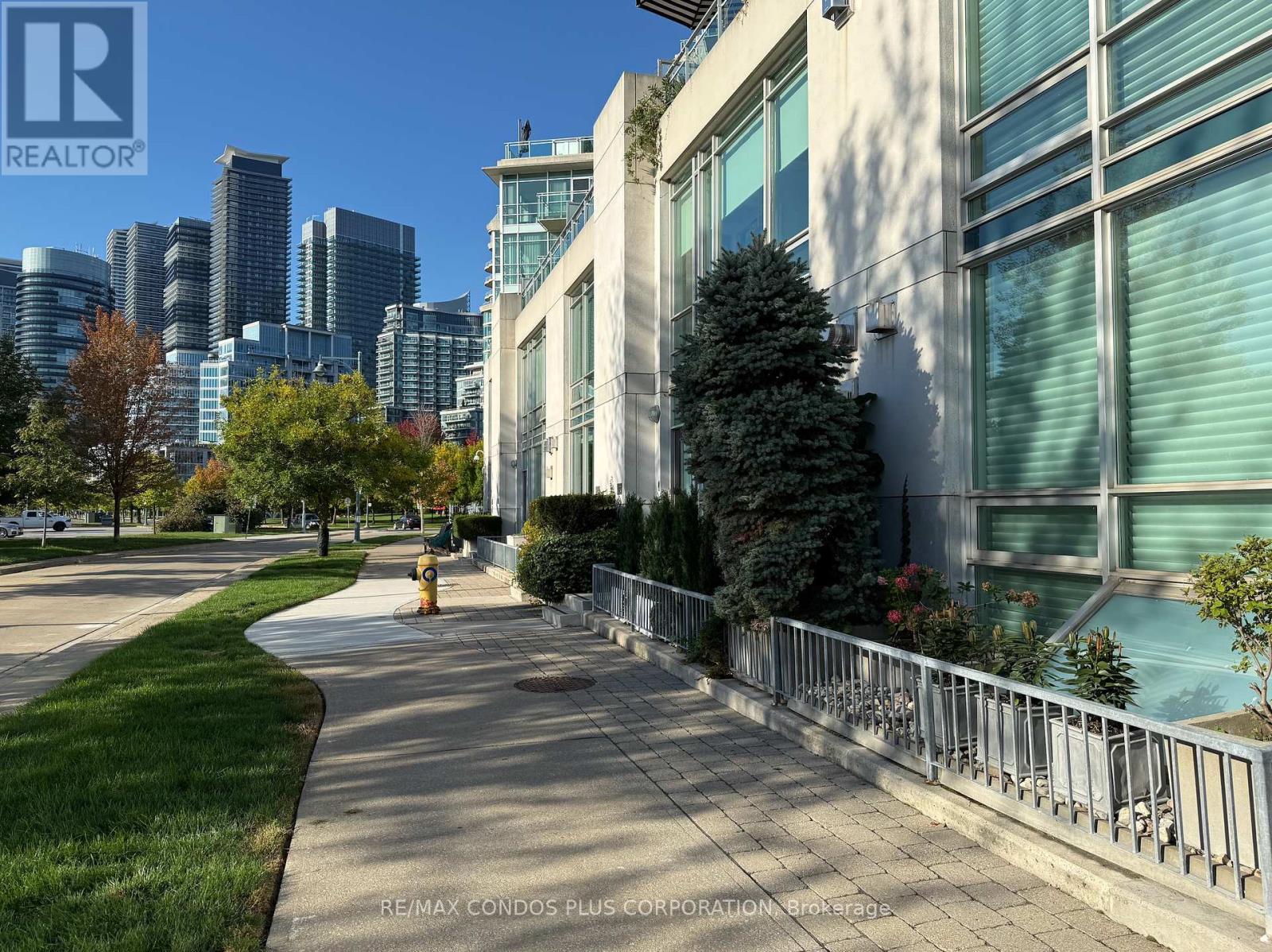 Th125 - 5 Marine Parade Drive, Toronto, Ontario  M8V 4B4 - Photo 2 - W12450937